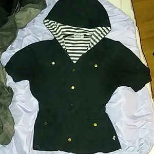 Black sheet sleeve shirt